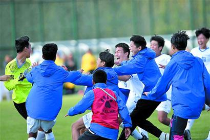 意甲保级大战：帕尔马客场击败比萨，恩佐拉红牌离场（意甲保级关键战：帕尔马客场力克比萨，恩佐拉染红被逐）