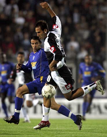 男子冰壶奥运落选赛：中国5-2菲律宾，豪取三连胜！稳居榜首（男子冰壶奥运资格赛：中国5比2胜菲律宾，豪取三连胜领跑积分榜）