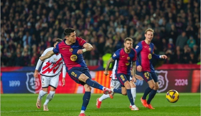 防线漏洞频出 难挡对手冲击（后防失误不断 难以抵御对手猛攻）