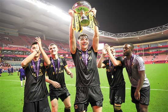 詹姆斯篮板抢断关键时刻锁定胜局（詹姆斯末段抢板断球，锁定胜局）