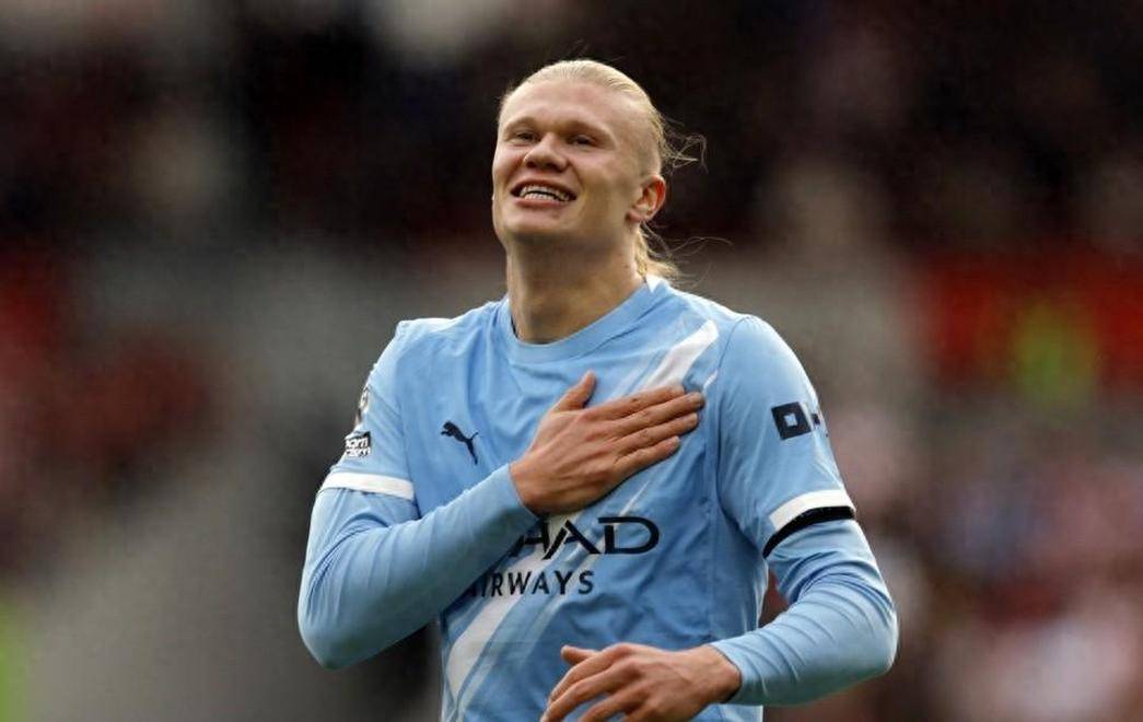 莱奥头发被拽找阿切尔比理论，后者：敢再指我就掰断你手指头（莱奥头发遭扯上前质问阿切尔比，对方威胁：再指我就掰断你手指）