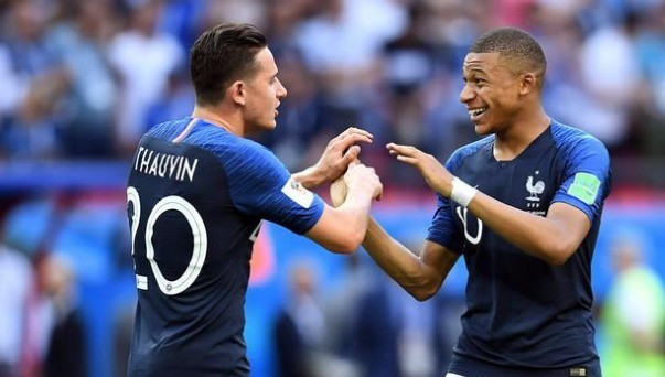 姆巴佩对阵赫罗纳时与第四官员发生争执：我说话的时候看着我！（姆巴佩战赫罗纳与第四官员爆发口角： ＂我说话时看着我！）