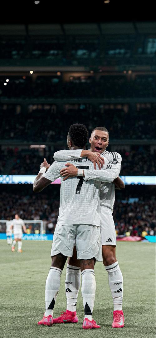 山东淘汰青岛！克里斯轰28分，高诗岩杀死比赛，谢智杰防守极佳！（山东淘汰青岛晋级！克里斯砍28分，高诗岩关键一击锁定胜局，谢智杰防守抢眼）